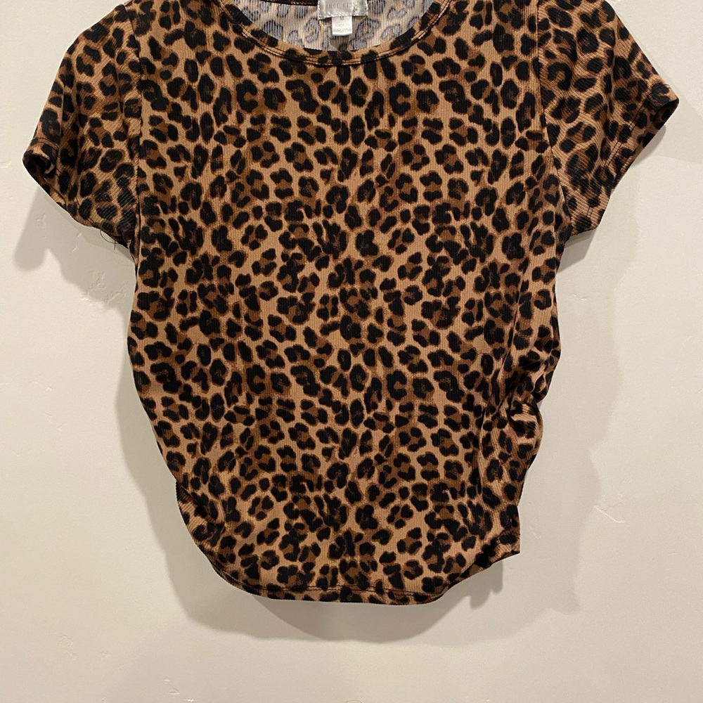 Chic Leopard Print Short Sleeve Top